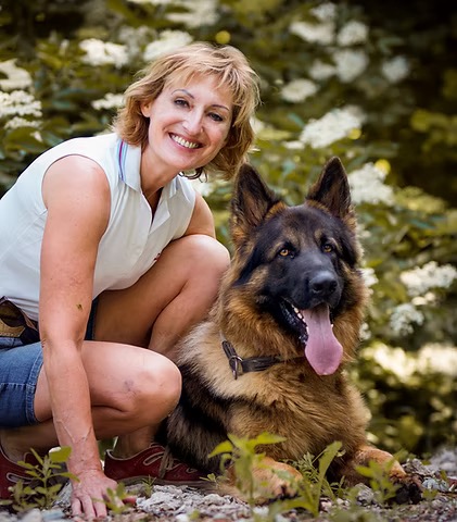 Gabriele Andre mit ihrem Hund in der Natur